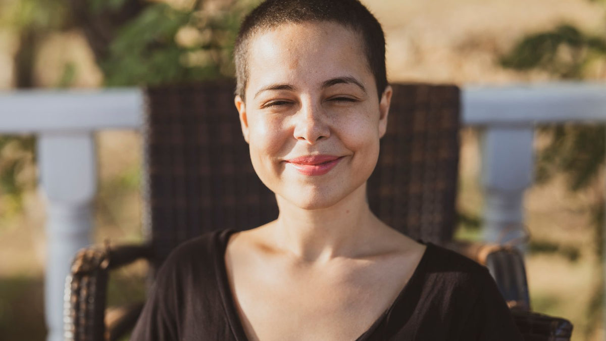 Woman with short hair in the sunshine, a familiar stage after anagen effluvium