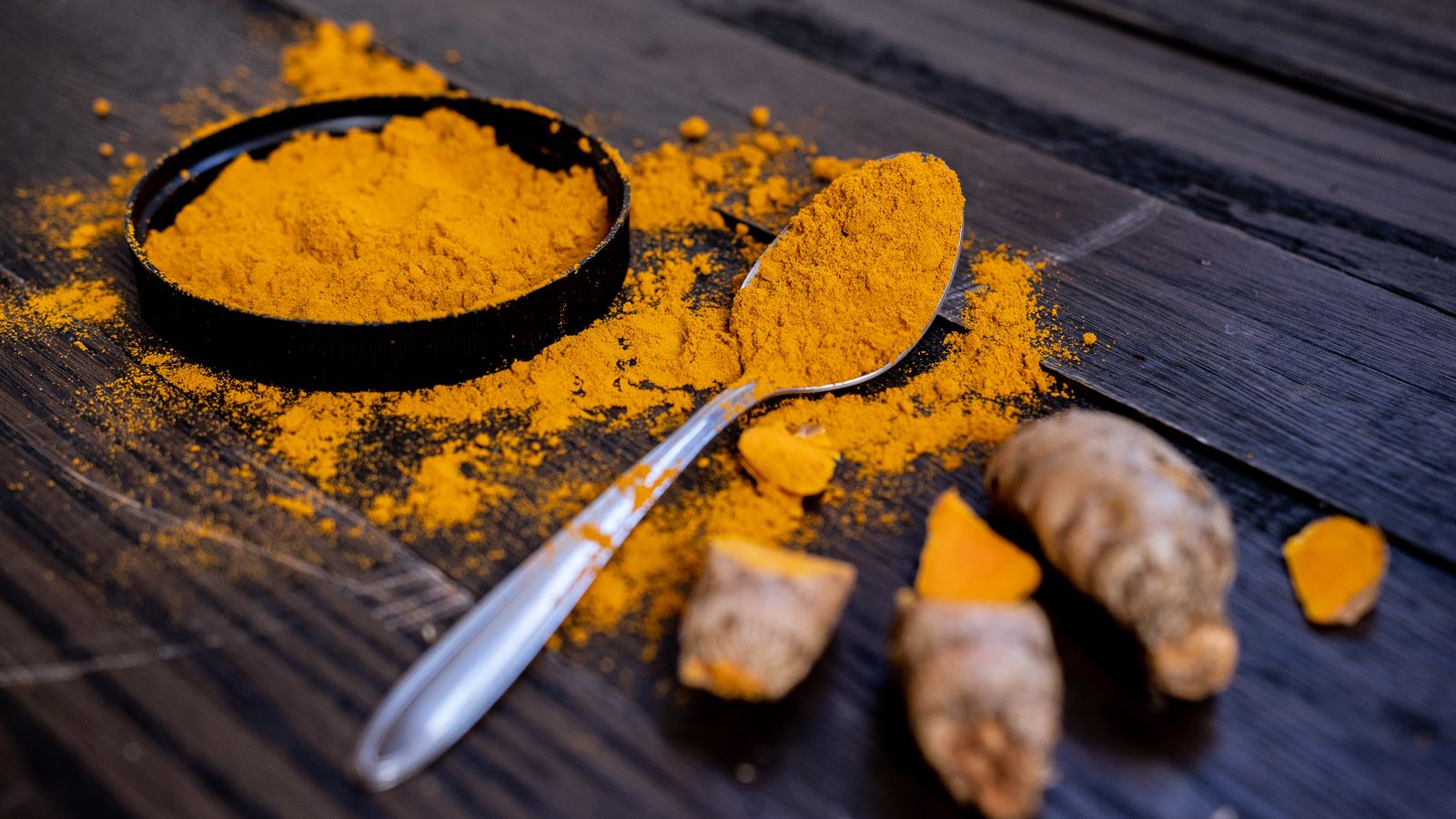 Turmeric root and powder, the source of Capilia Longa turmeric for hair