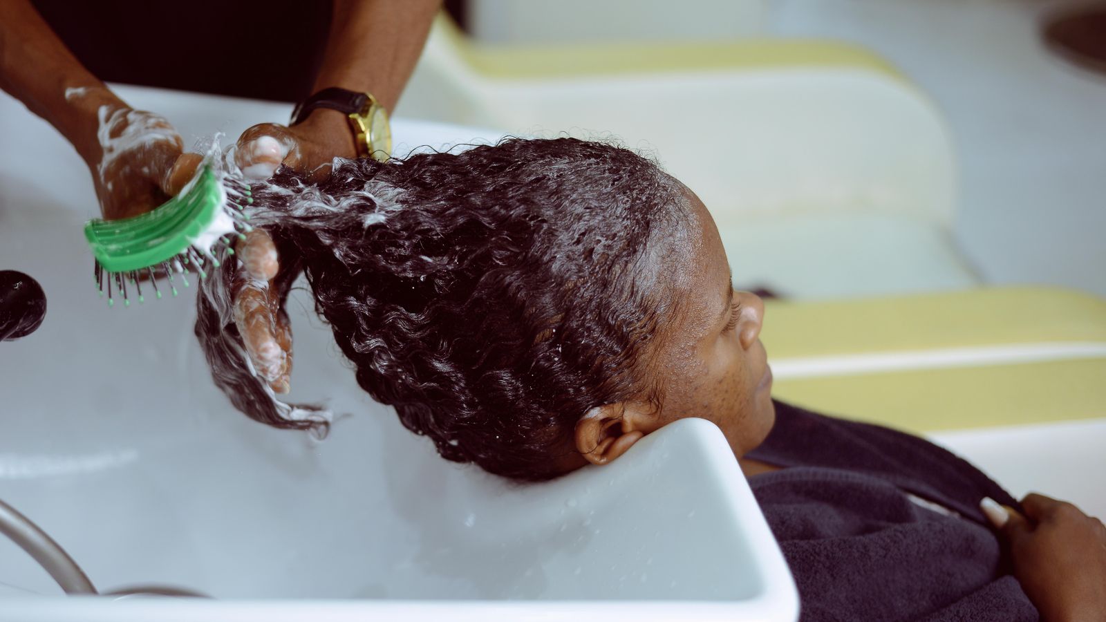 Gentle scalp cleansing and care for a healthy scalp and stronger hair