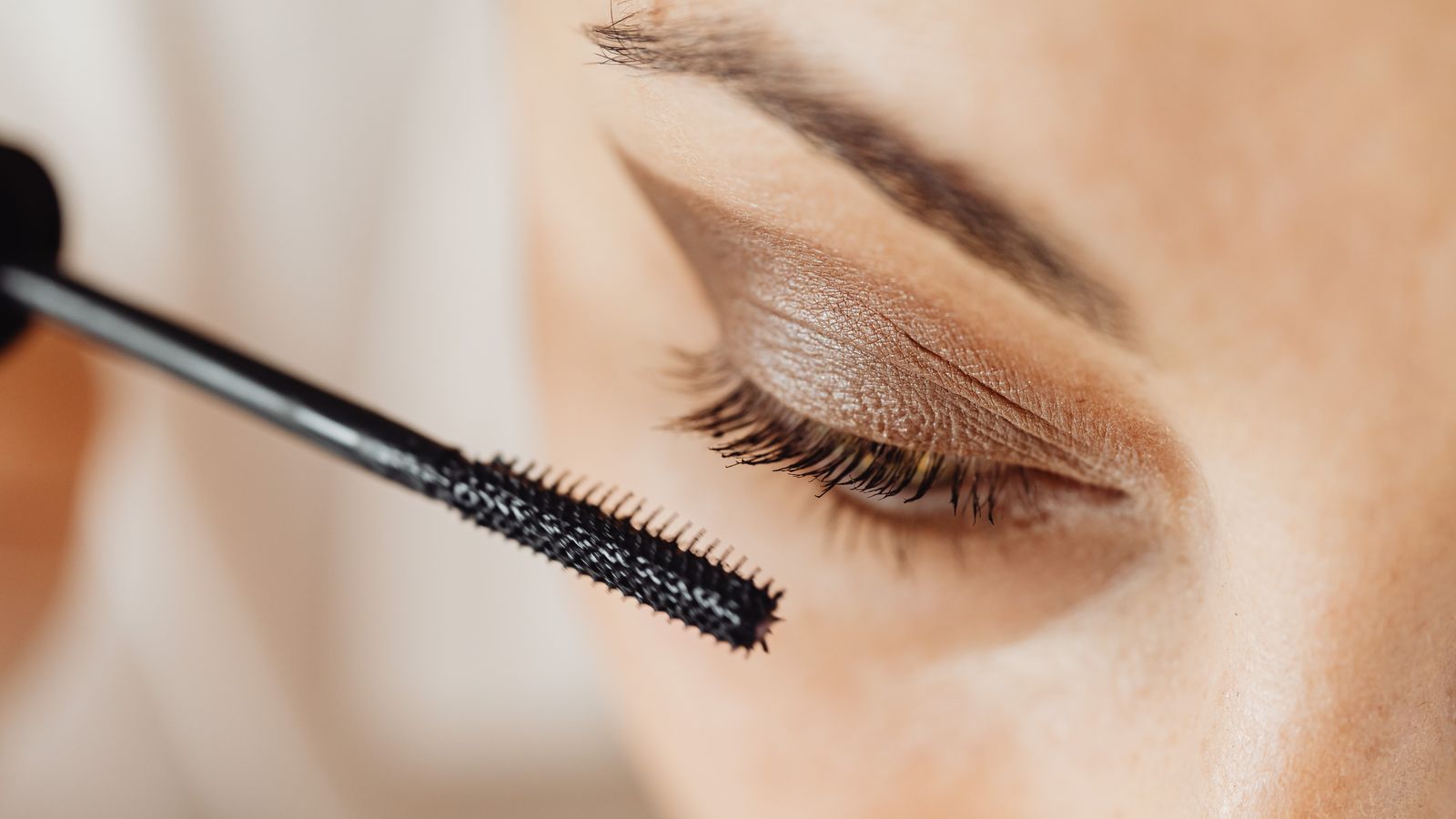 Close up of mascara being applied to lashes, the everyday routine behind how to choose a lash serum