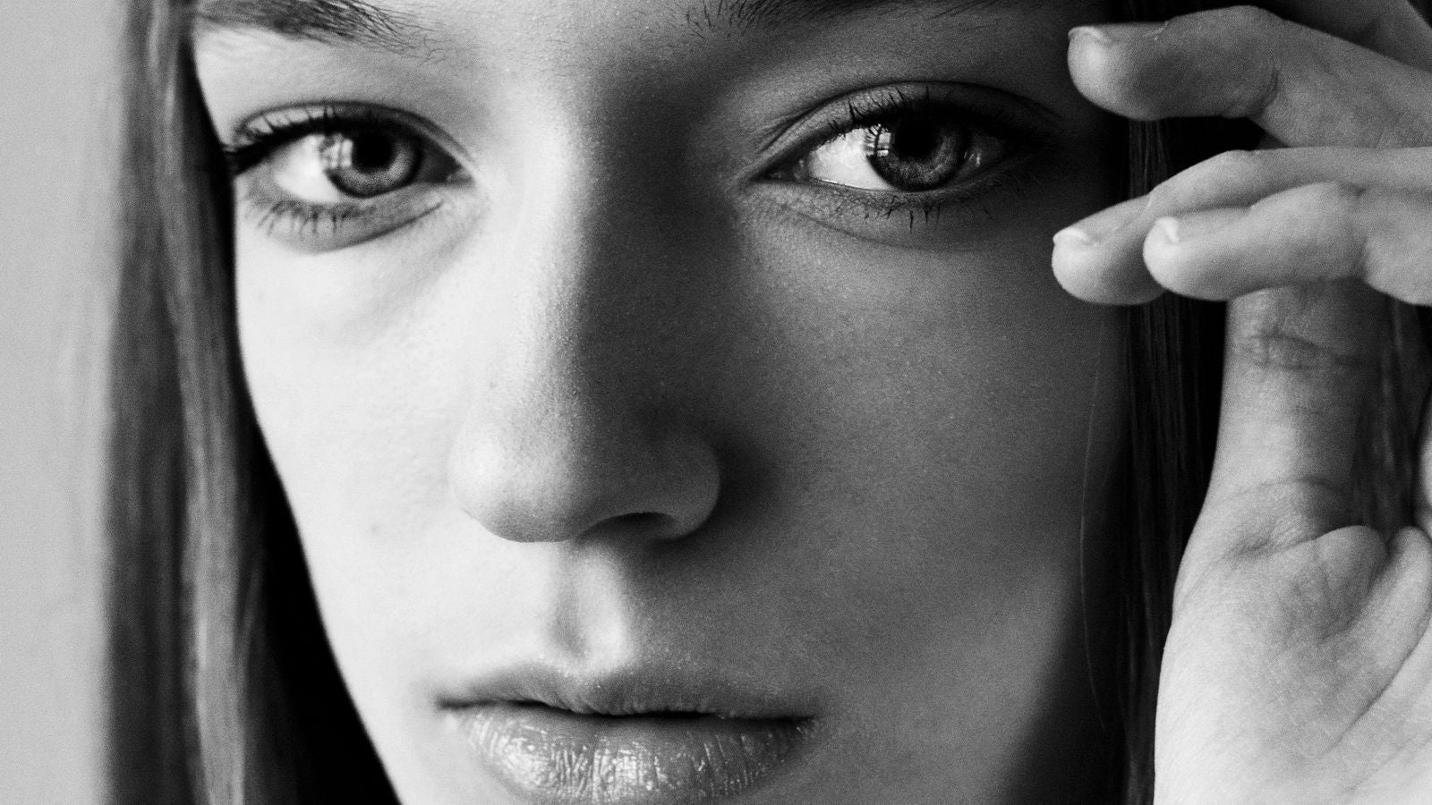Woman holding dry hair ends, the problem behind how to fix dry hair