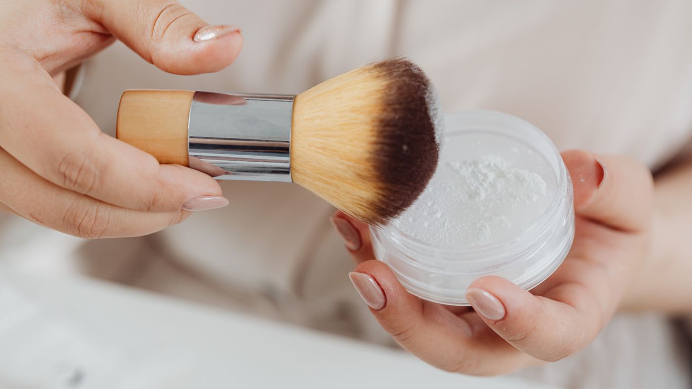 Applying face powder with a brush, the format used by powder sunscreen