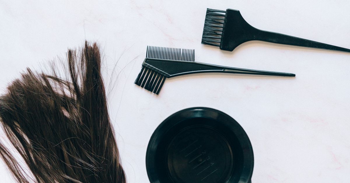 Loose hairs in a hairbrush, the everyday sign of temporary hair shedding