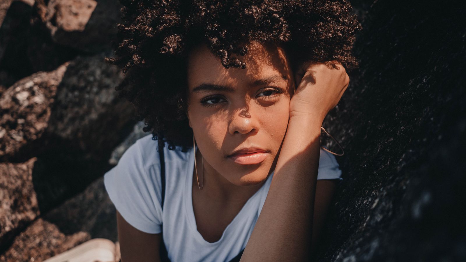 Woman with afro textured hair outdoors, the kind of hair and scalp a trichologist in Ilford assesses