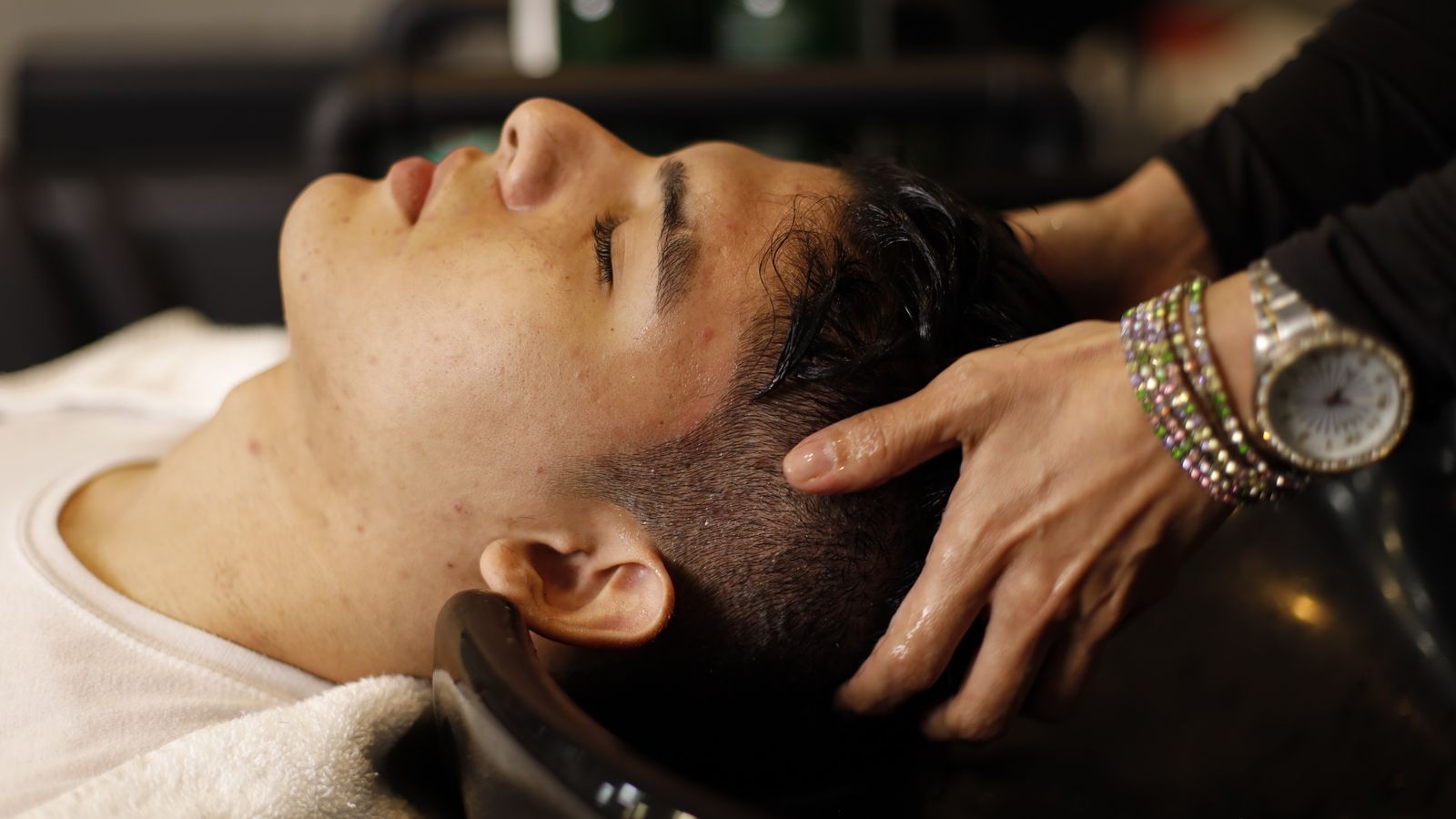 Man enjoying a professional scalp treatment from a trichologist in Bognor Regis