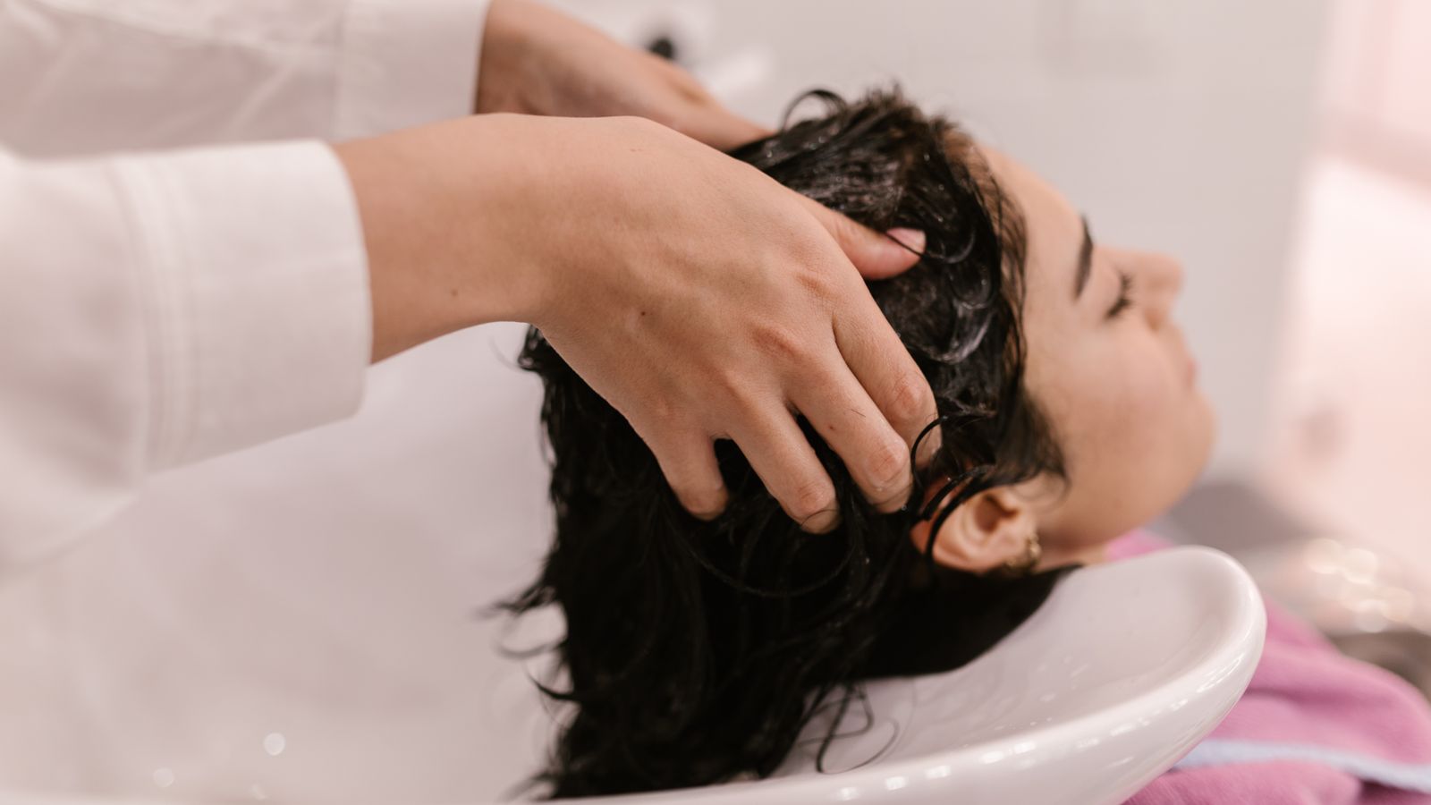 Trichologist in Croydon giving a relaxing hair and scalp treatment