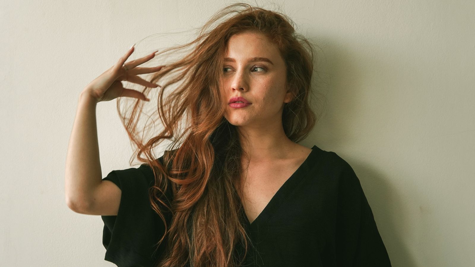 Portrait of a woman with long flowing hair, the starting point for understanding the causes of hair loss in women