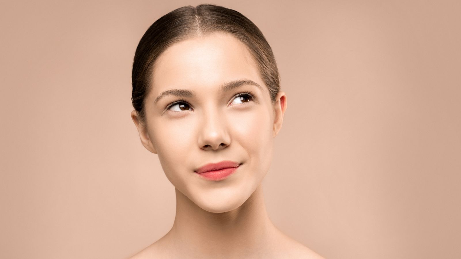 Woman with radiant skin, illustrating the results of a diet for glowing skin
