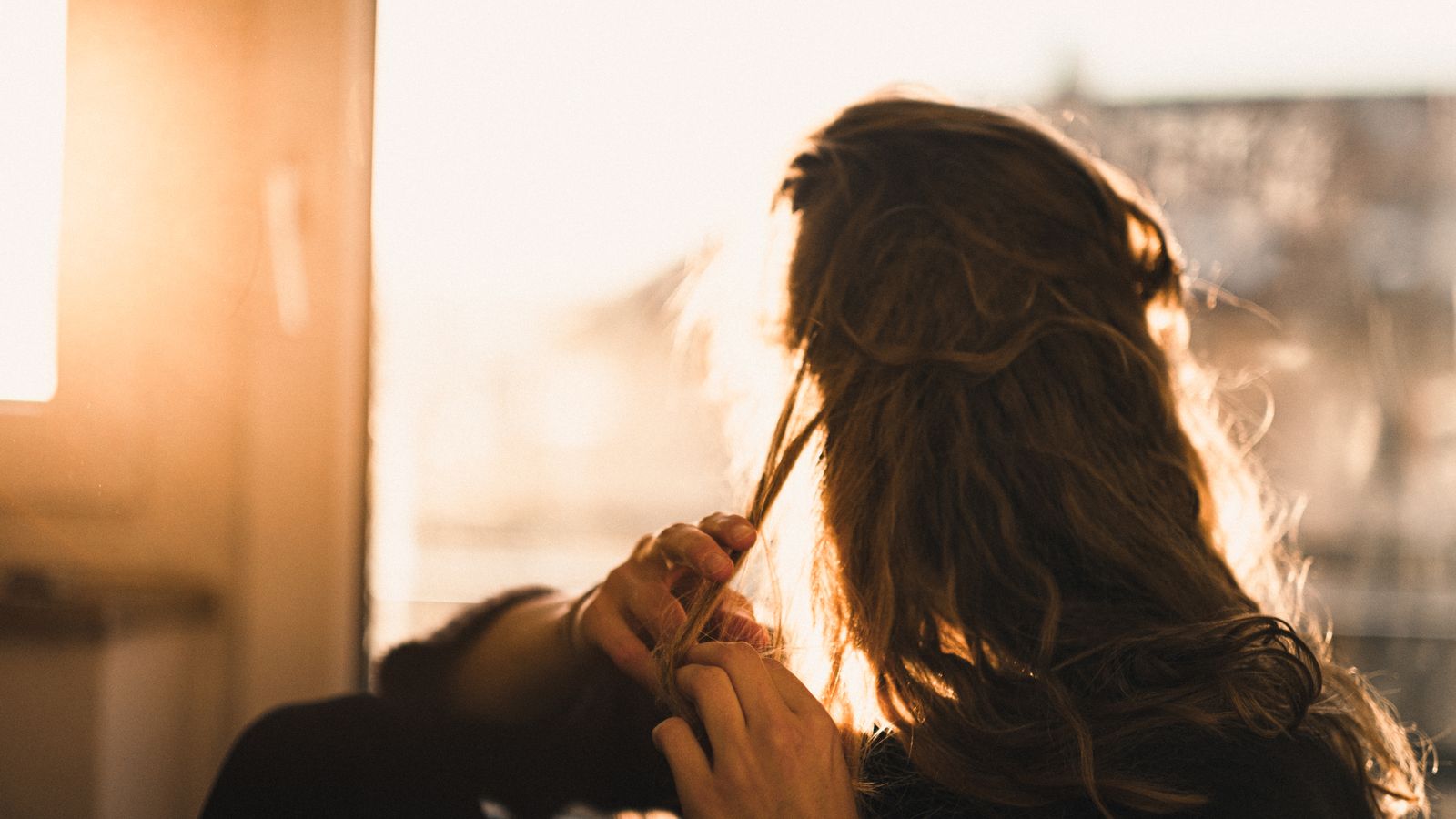 Woman with flat, light-absorbing hair, the look that dull hair gives in daylight