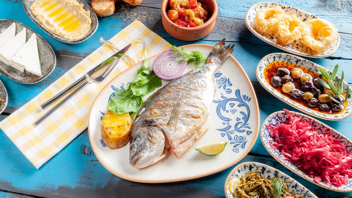 Fatty liver diet: Mediterranean style meal of grilled fish, vegetables and olive oil