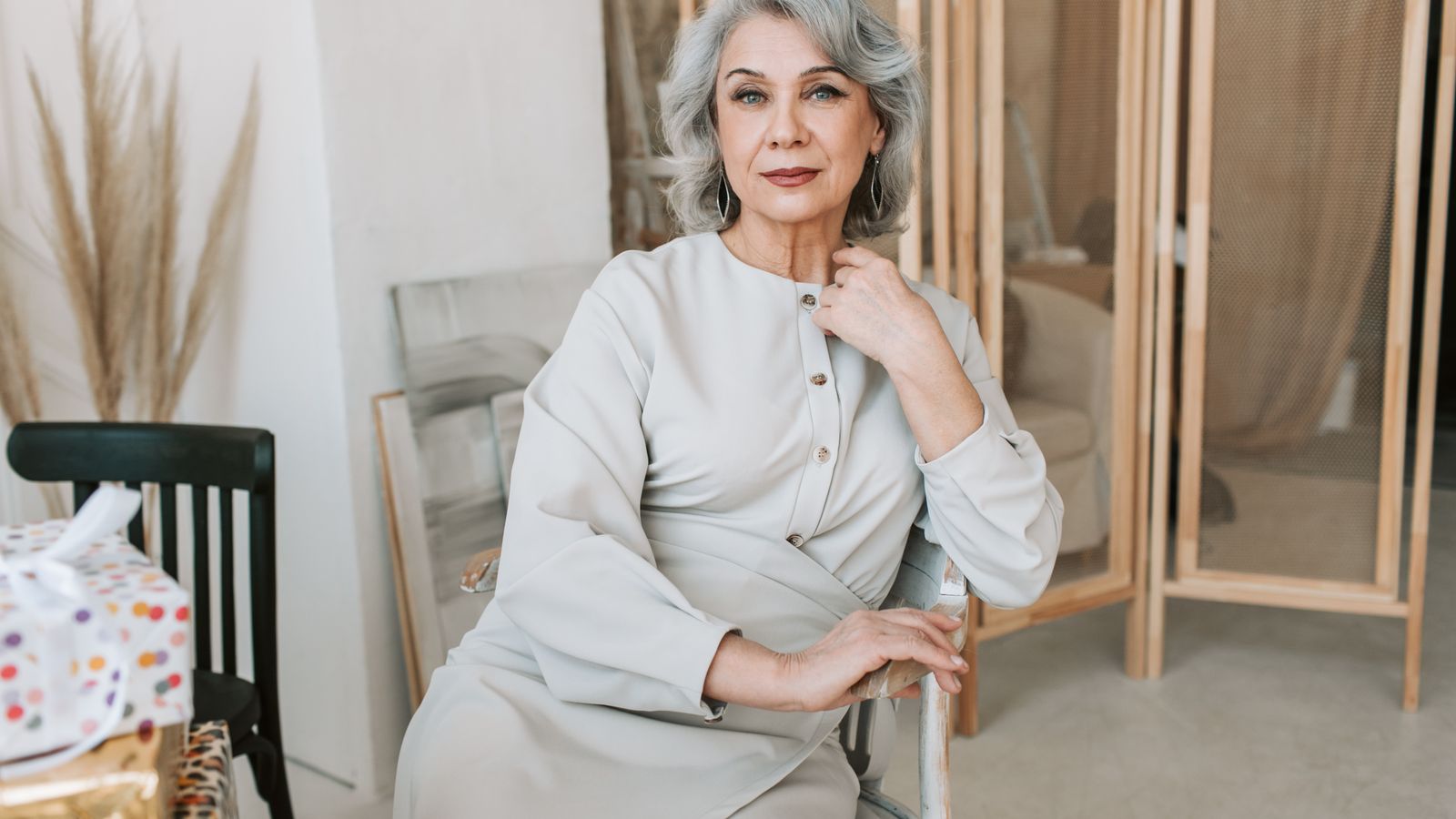 Woman with silver hair, illustrating a guide to grey hair care