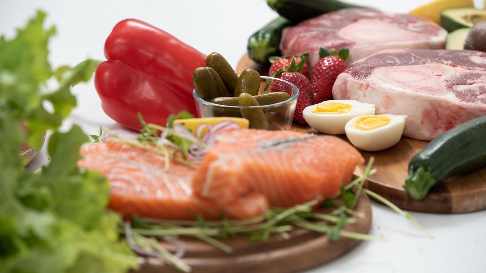 Salmon, eggs, vegetables and fruit, the food sources of vitamins for hair growth