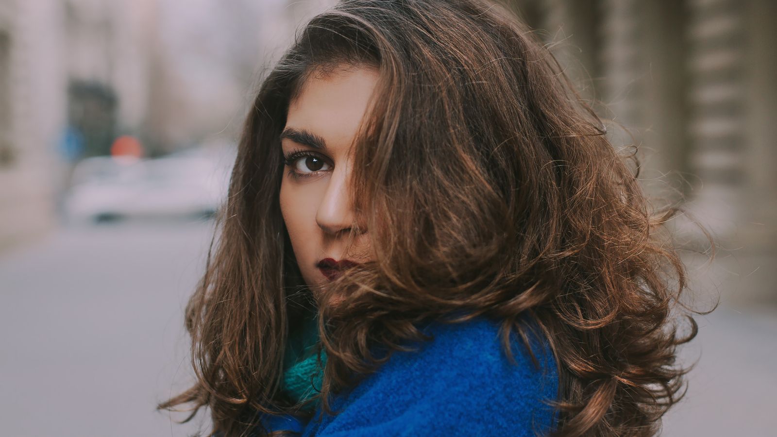 Woman with thick voluminous hair, the result of knowing how to get thicker hair