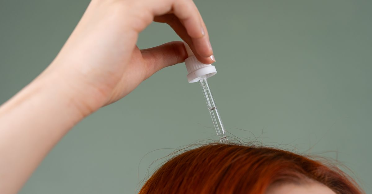 Applying a serum with a dropper, the format most affected by hyaluronic acid for hair side effects