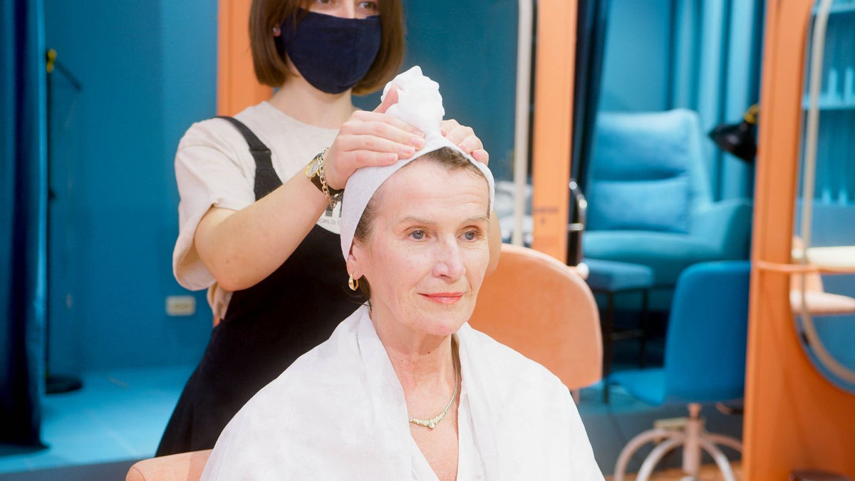 Salon client having a hydration mask for hair applied to the mid lengths