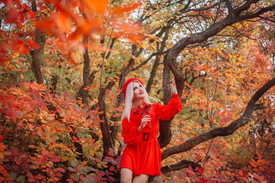 Woman outdoors in autumn, the season in which season hair fall most is noticed