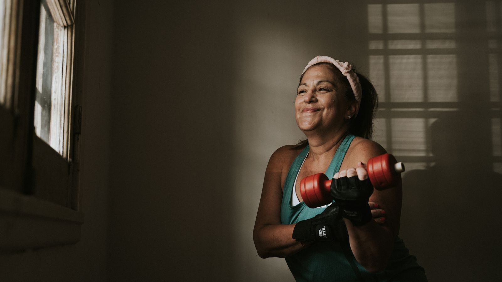Middle aged woman lifting dumbbells, the strength training that improves insulin resistance