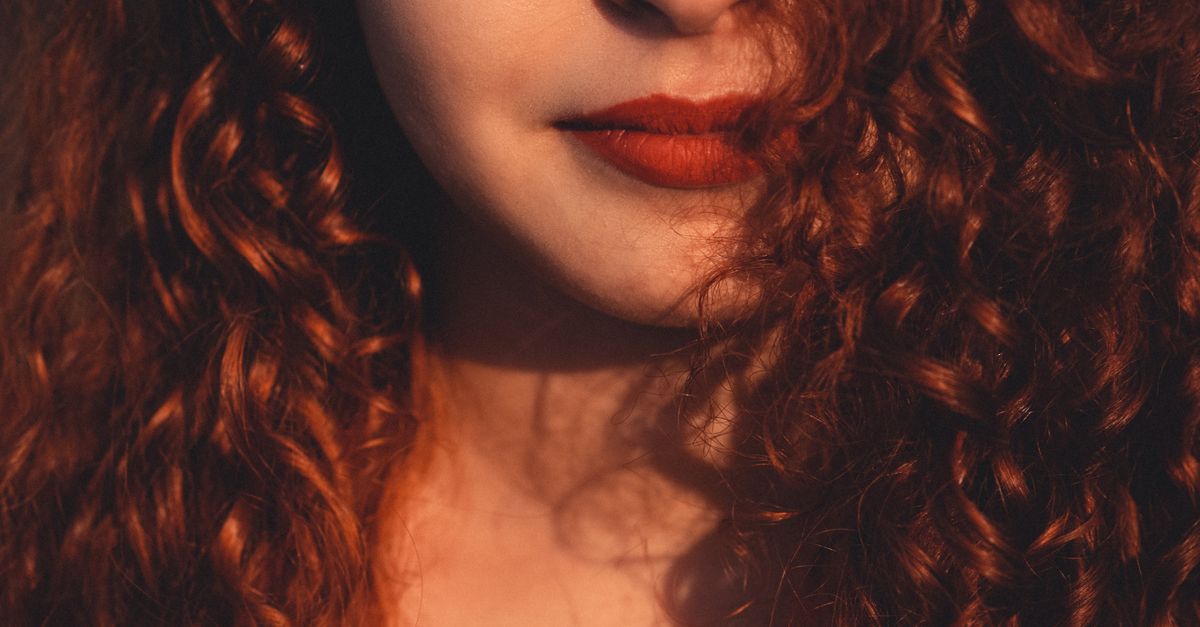 Styling voluminous curly hair with gel for definition