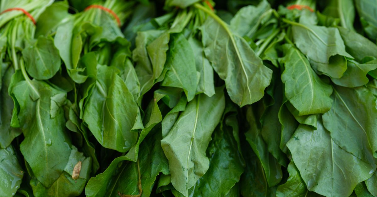 Fresh spinach, a source of iron and one of the nutrients that support hair strength