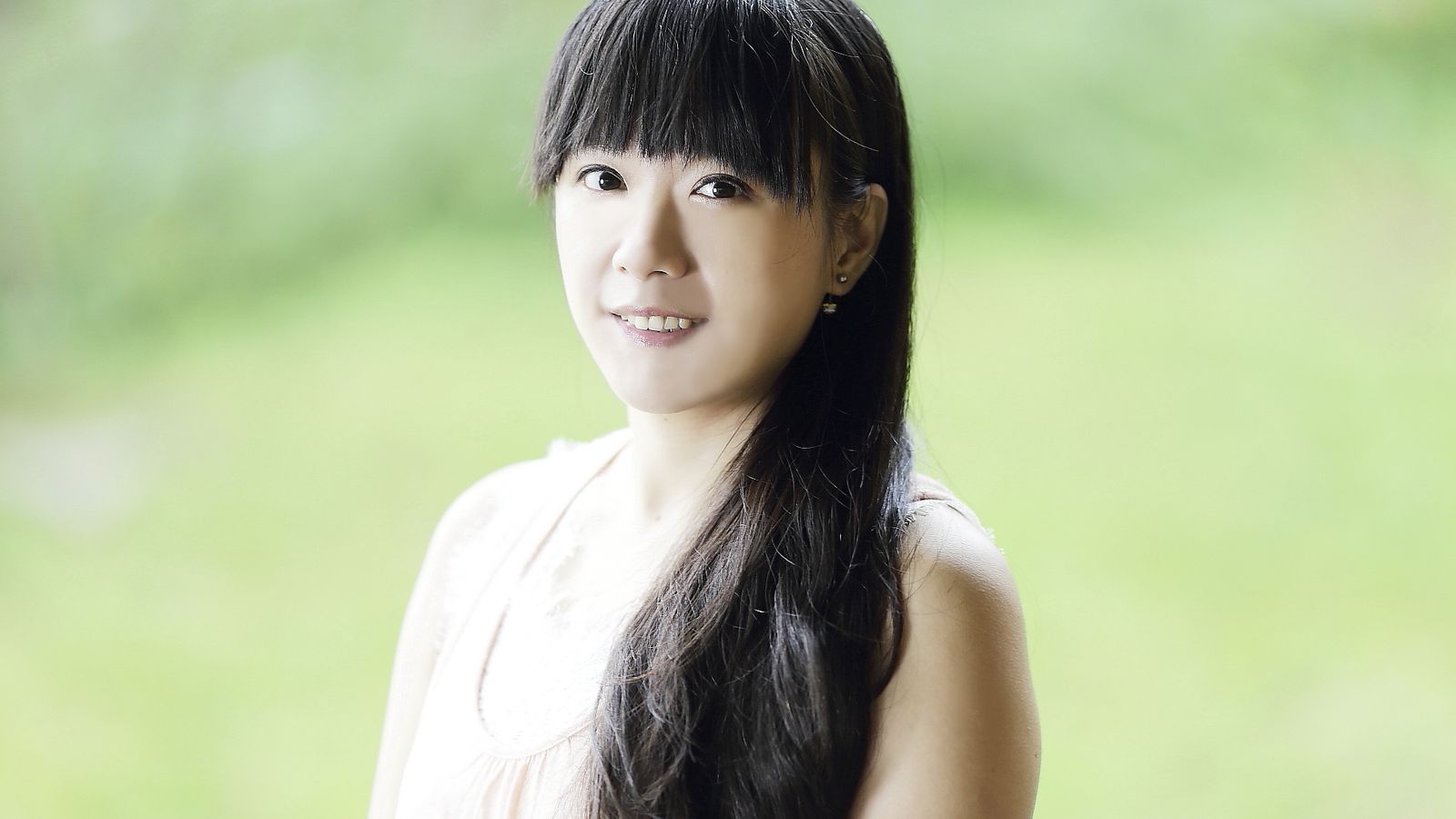 Woman with long healthy looking hair outdoors, protecting your hair while losing weight