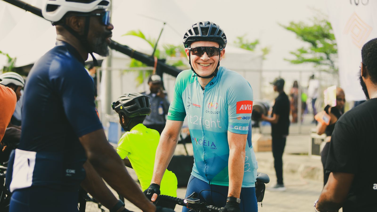 Cyclists wearing helmets before a ride, the everyday situation that makes scalp care under a helmet matter