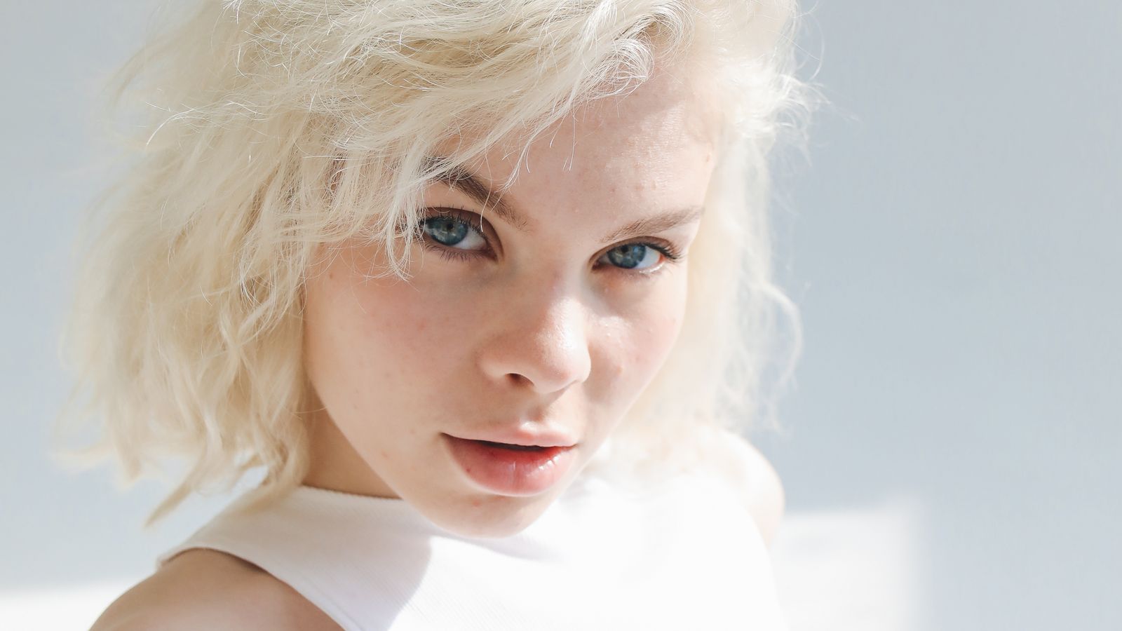 Woman with healthy hair in sunlight after simple thinning hair solutions