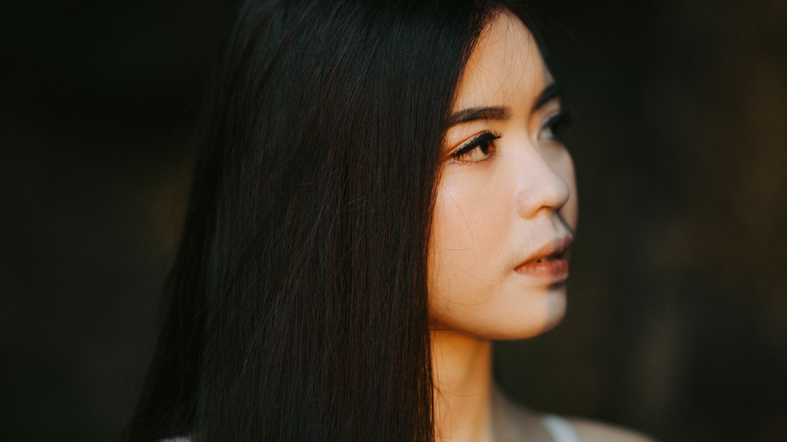 Young woman with long fine straight hair, fine hair versus thinning hair, trichologist Winsford guide